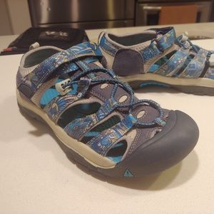 BARELY WORN! Keen sandals